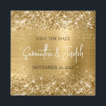 Aimant Glittery Gold Foil Wedding Enregistrer la date<br><div class="desc">Créez votre propre enregistrer la date de l'aimant photo avec le nom de la mariée et du marié et la date du mariage. L'arrière - plan présente une parties scintillant d'or artistique et un design de papier peint doré jaune sombre qui imprime comme une photo. Customisez la taille de la...</div>