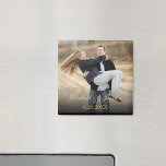 Aimant Gold Elegant Calligraphie Mariage Photo<br><div class="desc">Aidez vos invités à se souvenir de votre journée spéciale avec une faveur de mariage avec aimant photo gravée avec votre nom et votre date mariage. Facile à personnaliser. Si vous avez besoin d'aide pour la conception ou les éléments correspondants,  envoyez un courriel à Brandi@photobooksbybrandi.com</div>