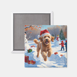 Aimant Goldendoodle courant dans la neige avec un chapeau