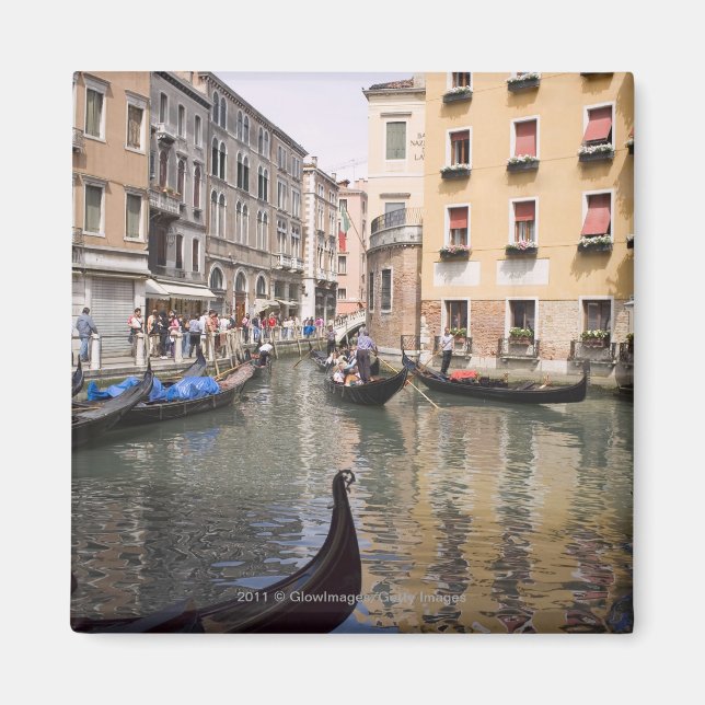 Aimant Gondolas dans un canal, Venise, Italie (Devant)