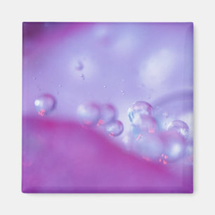 Aimant Gouttes de rosée sur un pétale de fleur abstrait.
