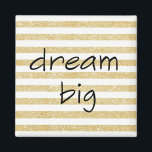 Aimant grand texte de rêve élégant sur or et blanc<br><div class="desc">Une phrase tendance "Dream big" sur une parties scintillant en faux or et arrière - plan à rayures blanches.</div>