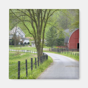 Aimant Grange rouge et ferme près de Berlin, Ohio.