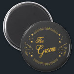 Aimant Groom GoldBlack Mariage élégant moderne<br><div class="desc">Groom GoldBlack Mariage Elegant Modern Magnet est parfait pour la Groom à porter. Il fait également un beau cadeau pour la Groom.</div>