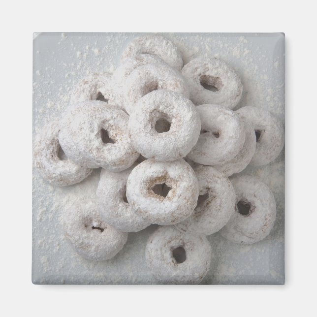 Aimant Gros plan de beignets en poudre dans une assiette (Devant)