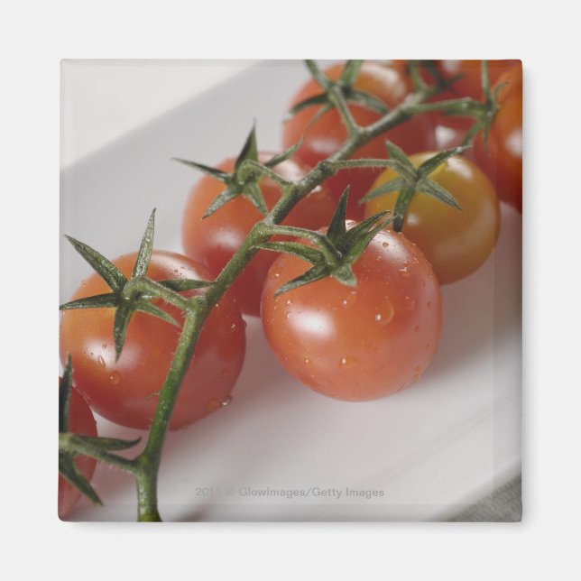 Aimant Gros plan de tomates sur un plateau (Devant)