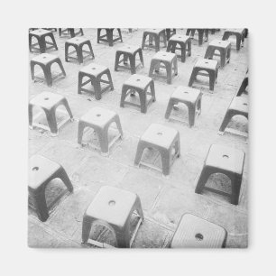 Aimant Hanoi Vietnam, Tabourets en plastique au Temple de