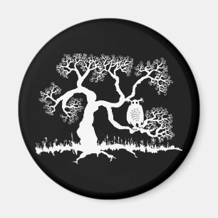 Aimant Hibou Effrayant Dans L'Arbre