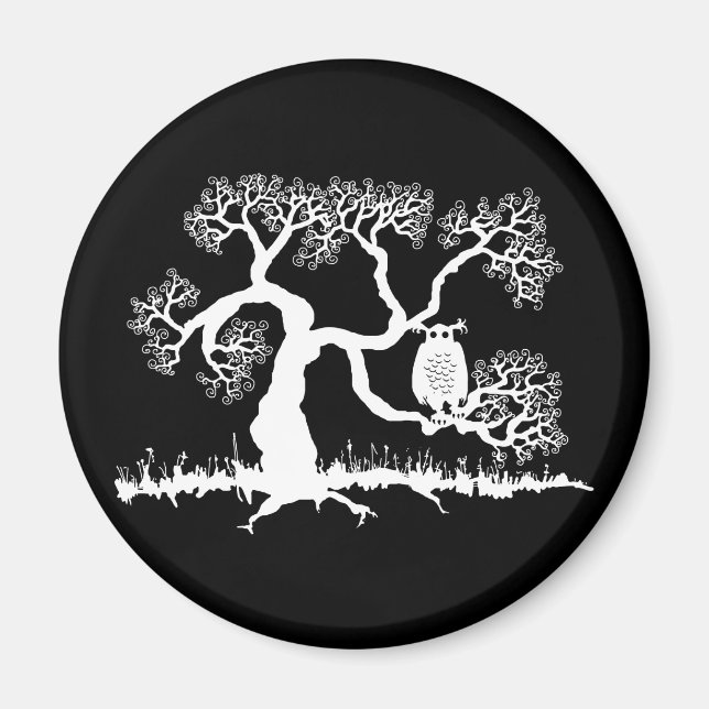 Aimant Hibou Effrayant Dans L'Arbre (Devant)