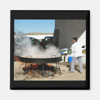 Aimant Homme cuisine a gigantesque paella espagnole - aim