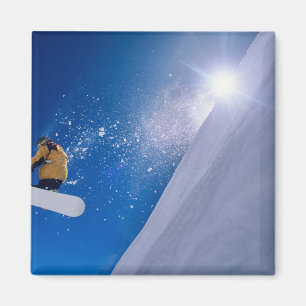 Aimant Homme volant dans les airs sur un snowboard avec