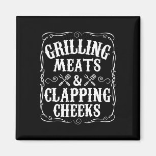 Aimant Hommes grillant de la viande et se tapant dans le