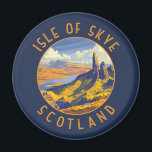 Aimant Île de Skye Écosse Cercle retro en détresse<br><div class="desc">Modèle de déplacement vectoriel rétro Isle of Skye. L'île de Skye,  reliée par un pont à la côte nord-ouest de l'Écosse,  est connue pour ses paysages accidentés,  ses villages de pêcheurs pittoresques et ses châteaux médiévaux.</div>