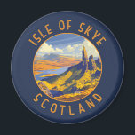 Aimant Île de Skye Écosse Cercle retro en détresse<br><div class="desc">Modèle de déplacement vectoriel rétro Isle of Skye. L'île de Skye,  reliée par un pont à la côte nord-ouest de l'Écosse,  est connue pour ses paysages accidentés,  ses villages de pêcheurs pittoresques et ses châteaux médiévaux.</div>