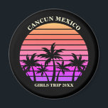 Aimant Île tropicale Plage personnalisée Palm Tree Girl T<br><div class="desc">Aimant de palmier noir et rose chaud cool pour une excursion de filles sur une île tropicale. Doté de beaux palmiers face à un joli coucher de soleil de plage rose. Cadeaux personnalisés parfaits pour votre voyage de croisière ou d'été à la mer.</div>