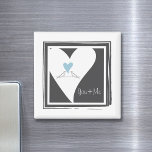 Aimant Inséparables personnalisés Light Blue Heart<br><div class="desc">La conception du produit est composée de deux colombes blanches qui se dressent ensemble et se tournent vers un coeur bleu clair. Les colombes blanches sont des symboles d'amour, de chance, de paix et de prospérité. Cette illustration simple d'oiseaux fait un aimant moderne et unique mignon avec texte personnalisé pour...</div>