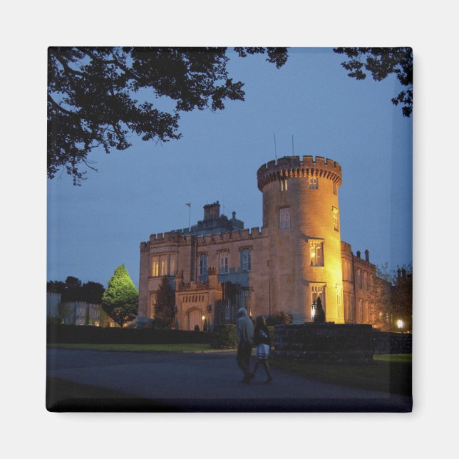 Aimant Irlande, le château de Dromoland éclairé au crépus (Devant)