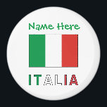 Aimant Italia e Bandiera Italiana Personnalisation verte<br><div class="desc">L'aimant rond montre le drapeau de l'Italie, ou en italien, Bandiera Italiana. Ci-dessous, le mot ITALIA, dans les rayures rouges, blanches et vertes de il Tricolore. Ci-dessus, un endroit pour votre nom en lettres vertes. Créez une touche personnalisée pour vous-même ou ajoutez le nom de quelqu'un d'autre pour un cadeau...</div>