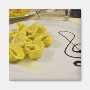 Aimant Italie, Cento. Une assiette de tortellini au froma