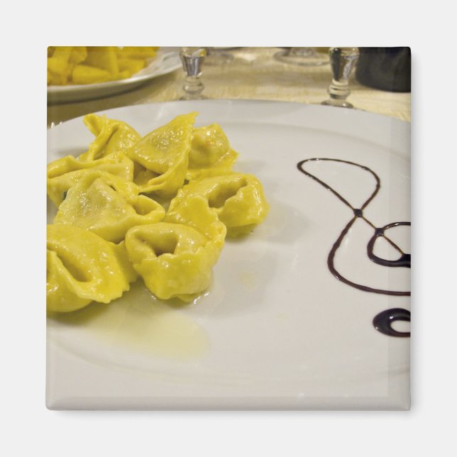 Aimant Italie, Cento. Une assiette de tortellini au froma (Devant)