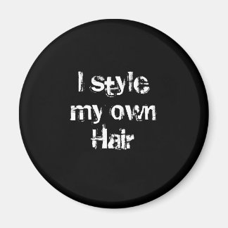 Aimant Je chante mes cheveux. Noir et blanc.