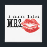 Aimant Je suis Sa Madame.<br><div class="desc">Je suis Son Mme Old Wood Country Chic Vine Tourbillonnant Je suis Son M. Mettez ceci sur les bâtons Popsicle pour un accessoire photo amusant pour votre jour de mariage et ou une amusante décoration de table ou ficelle de colle aux cartes pour accrocher de vos chaises à la réception...</div>