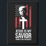 Aimant Jésus Est Mon Sauveur Trump Est Mon Président Trum<br><div class="desc">Jésus est mon sauveur Trump est mon président Trump 2025 États-Unis Drapeau</div>