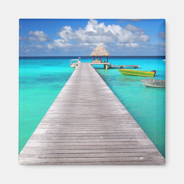 Aimant Jetty avec des bateaux dans un lagon tropical (Devant)