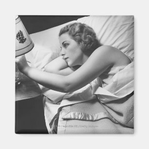 Aimant Jeune femme se trouvant sur le lit arrêtant la