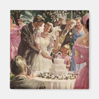 Jeunes mariés de mariage vintage coupent le gâteau