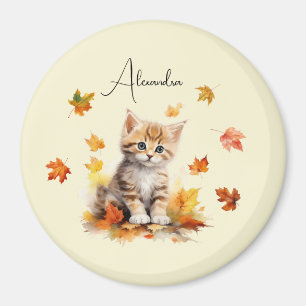 Aimant Joli chaton orange tabby dans les feuilles d'autom