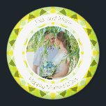 Aimant Joli Vert Jaune Mariage Keepsaké cadeau photo<br><div class="desc">Joli Mariage vert et jaune garde des Magnets cadeaux photo. Au printemps et en été les couleurs de citron vert et jaune citron ensoleillé. Une bordure ronde motif géométrique moderne printemps et été entoure l'image au milieu. Remplacez la photo sur cet aimant frigidaire économique par une photo de votre fête...</div>