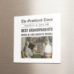 Aimant Journal personnalisé | Meilleur cadeau grand-paren<br><div class="desc">Faites votre pause café spécial avec cette tasse expresso personnalisée "Grandhood Times" ! Doté d'une photo personnalisée et d'un faux titre amusant qui les nomme les "Meilleurs grands-parents", ce charmant petit mug est plein de coeur. Parfait pour les grands-parents amateurs d'espresso, cela fait un cadeau doux et réfléchi pour les...</div>