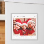 Aimant Joyeux Noël photo de famille minimaliste moderne<br><div class="desc">Simple typographie minimale Joyeux aimant festif de Noël avec photo personnalisée,  nom de famille et année.</div>
