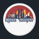 Aimant Kuala Lumpur Malaisie Rétro City Skyline Ville<br><div class="desc">Design urbain vintage et rétro avec une belle skyline, attraction touristique et art urbain. gratte-ciel Cool et silhouette de construction merchandises pour touristes et voyageurs. Parfait comme souvenir à rapporter à la maison lorsque vous voyagez dans le monde entier. Enregistrez la mémoire de votre voyage et de vos vacances en...</div>