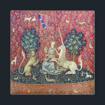 Aimant La Dame et la licorne, Vue<br><div class="desc">La Dame et la licorne, Vue (La Dame a la licorne, La vue) Tapisserie médiévale (vers 1500). Cette tapisserie fait partie d'une série de six. Chaque tapisserie présente une dame médiévale dans différentes poses. Chaque scène représente l'un des cinq sens, ainsi qu'une sixième scène intitulée Mon Seul Desir (mon seul...</div>