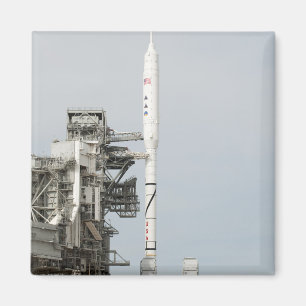 Aimant La fusée Ares I-X est vue sur la rampe de lancemen