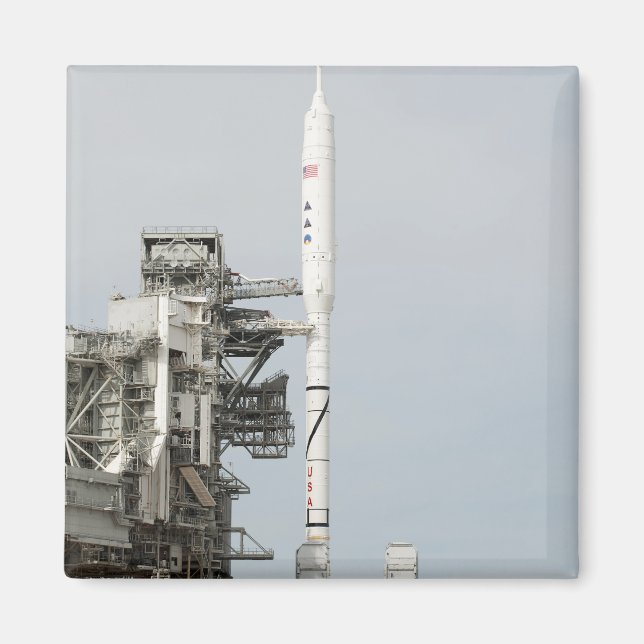 Aimant La fusée Ares I-X est vue sur la rampe de lancemen (Devant)