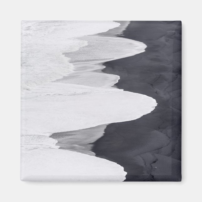 Aimant La marée déferle sur la plage noire (Devant)
