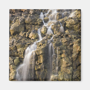 Aimant La saumure tombe de la roche volcanique chute