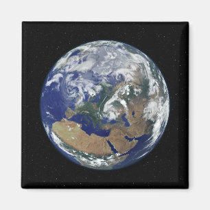 Aimant La terre entièrement allumée portée sur l'Europ