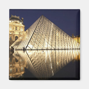 Aimant La vue nocturne sur la Pyramide de verre du Musée