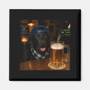 Aimant Labrador noir buvant de la bière Mème de chien drô