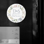 Aimant Lac Misty | Dusty Floral Toujours pour toujours Mo<br><div class="desc">Romantique "éternel & toujours" pastel floral wreath keepsgrâce aux initiales du couple dispose d'un rose de pivoine peint à la main sophistiqué et cadre de fleur d'hydrangée dans des tons pastel fumé d'ardoise bleu, blanc cassé, jaune marigé et rose roux embelli par des accents de verdure de laurier botanique. Cette...</div>