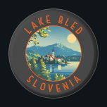 Aimant Lake Bled Slovénie Travel Art Vintage<br><div class="desc">Design vectoriel de Lake Bled. Le lac Bled est un lac situé dans les Alpes Juliennes de la région du Haut Carniolan,  au nord-ouest de la Slovénie,  où il jouxte la ville de Bled.</div>