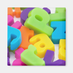 Aimant l'alphabet marque avec des lettres l'arrière -