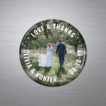 Aimant L'amour et merci Photo Mariage Faveurs Merci<br><div class="desc">Dites merci dans le style et ajoutez une touche de finition chic à votre décor de réception de mariage avec ces magnets photo personnalisés ronds. L'image et tout le texte sont simples à customiser, de sorte qu'ils peuvent facilement être utilisés pour une douche nuptiale, une fête de fiançailles, ou toute...</div>