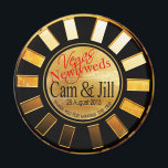 Aimant Las Vegas Gold Black Retro Casino Chip Favoriser<br><div class="desc">Si vous êtes Doing It In Vegas ou que vous avez un thème de Las Vegas mariage ou réception, ces magnets de jetons de casino rétro noir & or font les faveurs de mariage parfaites! Pour toute question ou demande, envoyez-moi un courriel à glamprettyweddings.com/contact. Des invitations de mariage assorties, des...</div>