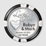 Aimant Las Vegas Lucky in Love Casino Chip blanc<br><div class="desc">Si vous êtes Doing It In Vegas ou que vous avez un mariage thématique ou une réception à Las Vegas, ces magnets de puces de casino blanc et noir brillent faire les faveurs de mariage parfaites. Utilisez le bouton orange "Customisez-le" ci-dessus pour personnaliser cet aimant avec vos propres préférences de...</div>