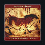 Aimant Lascaux Horse<br><div class="desc">Un tableau de cheval de 15.000 à 13.000 av. J.-C. découvert dans les grottes de Lascaux semble avoir des lignes griffées sur le mur au-dessus, et des symboles similaires ont été trouvés dans d'autres sites en France. L'oeuvre d'art elle-même est du domaine public aux États-Unis, et les pays avec une...</div>